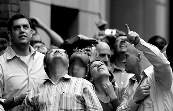 crowd-looking-up