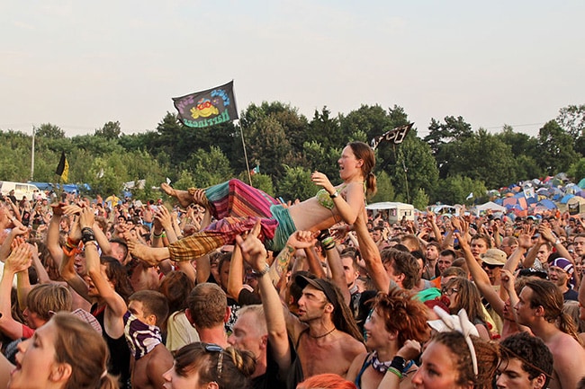 customer-support-crowd-surfing